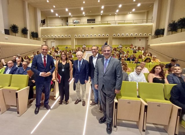 Vázquez subraya “el compromiso del Gobierno regional con el fortalecimiento de los lazos entre universidad, sociedad y antiguo alumnado”