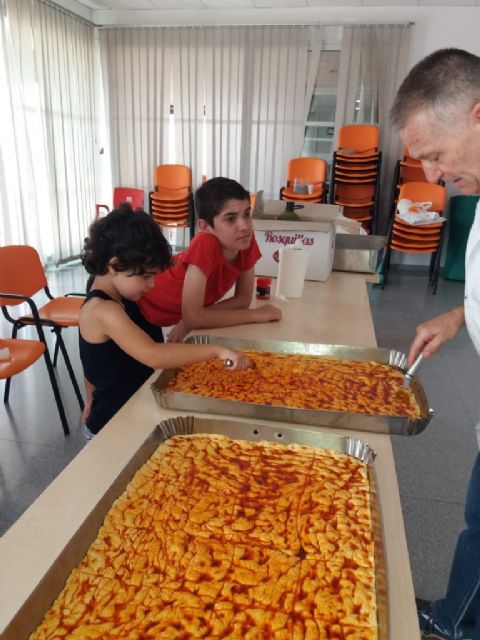 Los niños que asisten a la Escuela de Verano de D´Genes en Totana se convierten en panaderos por un día