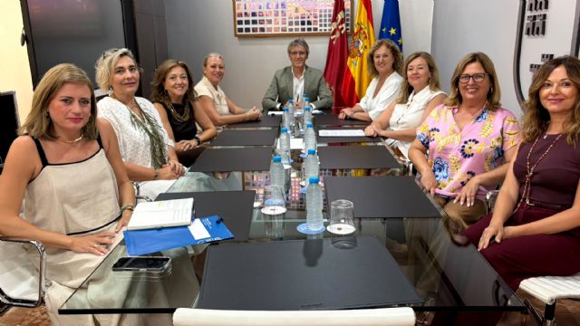 El consejero de Empresa se reúne con la asociación de mujeres empresarias Colabora Mujer