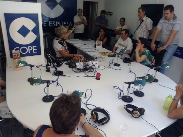 Usuarios del Centro de Día para Personas con Enfermedad Mental visitan los estudios de la emisora 'Cadena COPE' en Totana