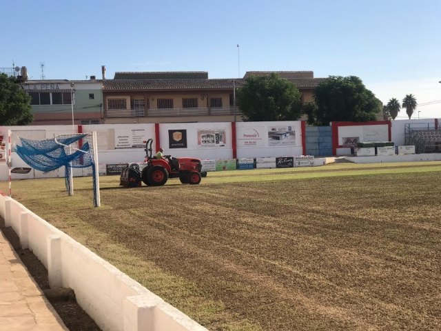 Acometen la resiembra de invierno del césped del estadio municipal 'Juan Cayuela' para iniciar con garantías la nueva temporada