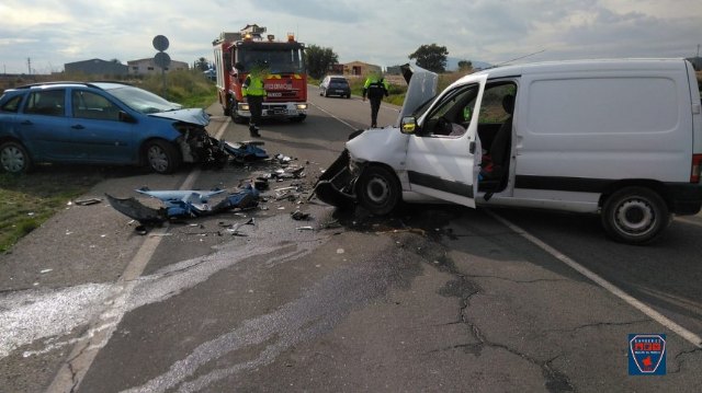 Servicios de emergencia intervienen en un accidente de tráfico con dos heridos graves en N-340 Totana