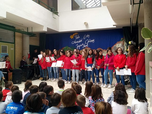 Los alumnos del Coro y la Banda de Música del IES Juan de la Cierva y Codorníu ofrecieron varios conciertos de Navidad