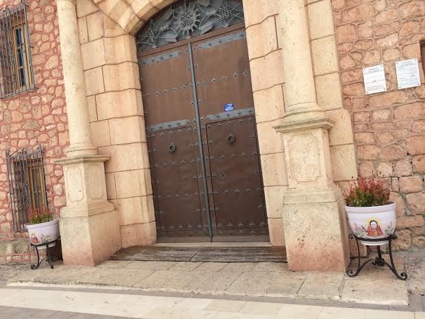 Agradecen a dos empresas artesanas la donación de dos maceteros para adornar la entrada al santuario de la Patrona