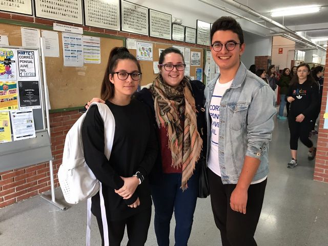 La concejala de Juventud y técnicos de la Dirección General de Juventud visitan el IES 'Juan de la Cierva'