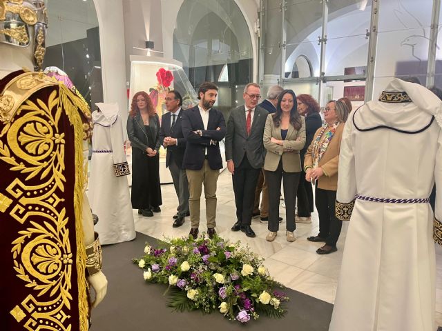 La consejera de Turismo visita la sede del Paso Blanco para conocer las novedades que ofrecerá esta Semana Santa