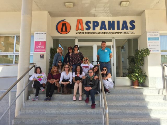 Alumnos del programa mixto de Empleo-Formación sobre 'Atención Sociosanitario a Personas Dependientes en Instituciones Sociales' realizan una visita didáctica a ASPANIAS