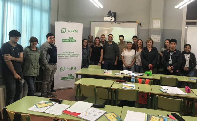 Organizan una charla informativa sobre reciclaje en la Escuela de Adultos de Totana