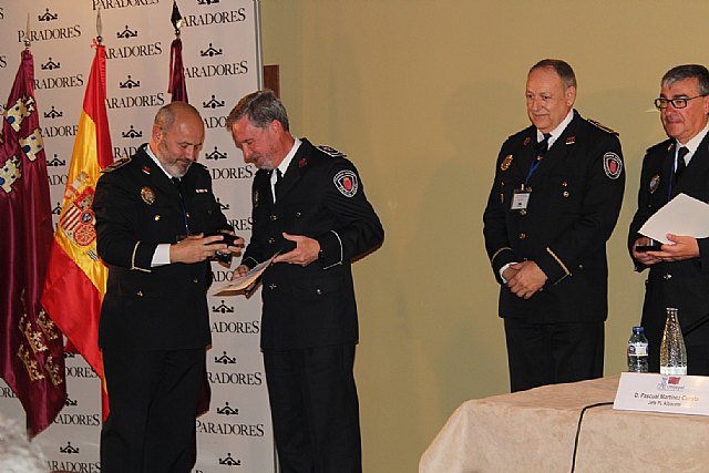 El cabo Norberto Costa recibe la Medalla de Reconocimiento de las Policías Locales