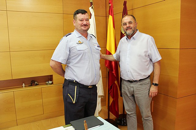 El alcalde despide al comandante del EVA-13, y le agradece los servicios prestados en el municipio y su colaboración institucional durante los últimos años