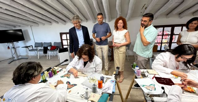 La Comunidad forma a nuevos profesionales para preservar el oficio artesanal del bordado en seda y oro en Caravaca de la Cruz