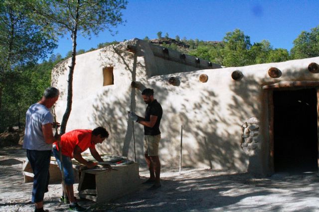 La réplica de la nueva casa argárica impulsará a partir del próximo otoño el yacimiento de La Bastida y permitirá que los visitantes del poblado comprendan mejor el estilo de vida de la Edad de Bronce