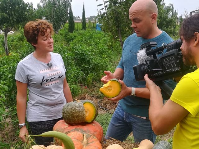 Un equipo del programa televisivo 'Aquí la Tierra' de TVE graba varios reportajes relacionados con iconos de la idiosincrasia gastronómica y cultural de Totana