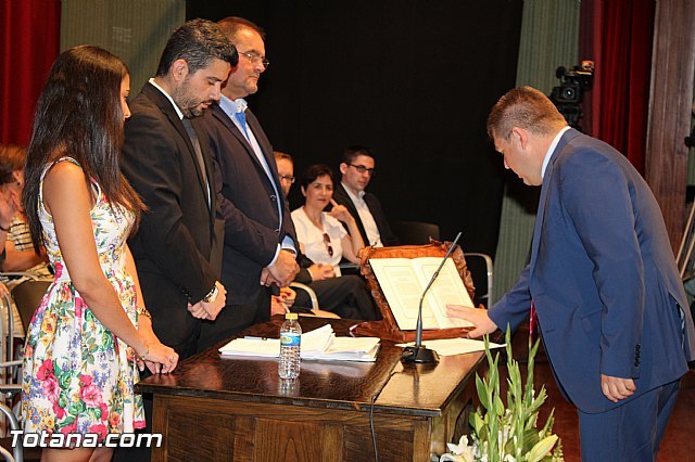 El concejal del Grupo Popular, Francisco J. Martínez Casanova, presenta su renuncia al acta de concejal