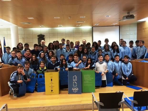 Alumnos del Colegio 'La Milagrosa' asisten a una charla informativa en la que se da a conocer la aplicación del proceso de reciclaje de 'Ecoembes'
