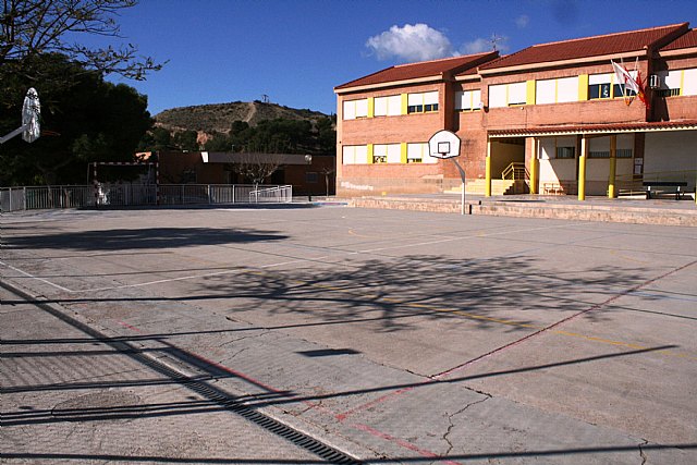 Se aprueba contratar la redacción del proyecto básico y la ejecución de las obras de construcción para cubrir la actual pista deportiva del CEIP “San José”