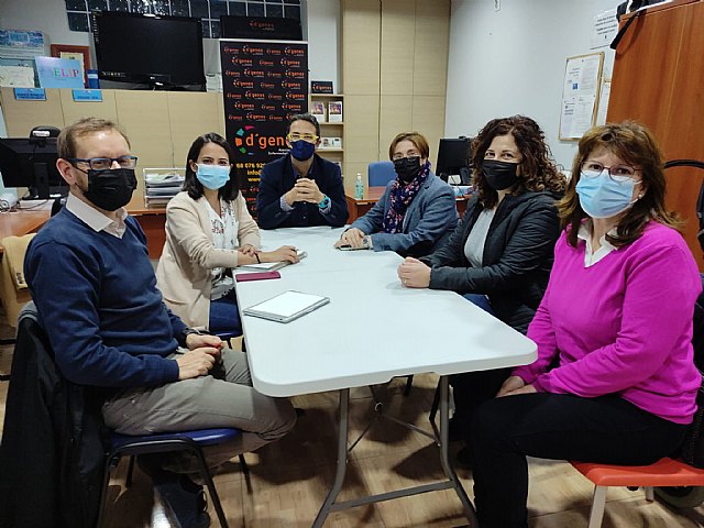 D´Genes expone el trabajo que desarrolla y las necesidades de la asociación a miembros del Grupo municipal socialista de Totana