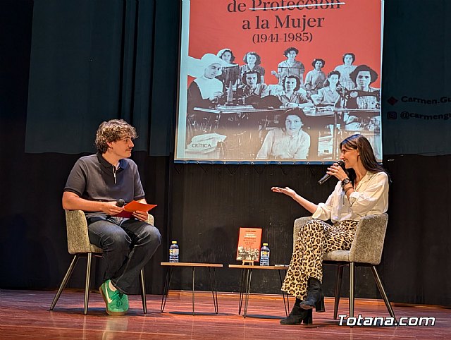 'La historia que nadie contó': Carmen Guillén llena de memoria el teatro Ginés Rosa con el relato de las mujeres represaliadas por el franquismo