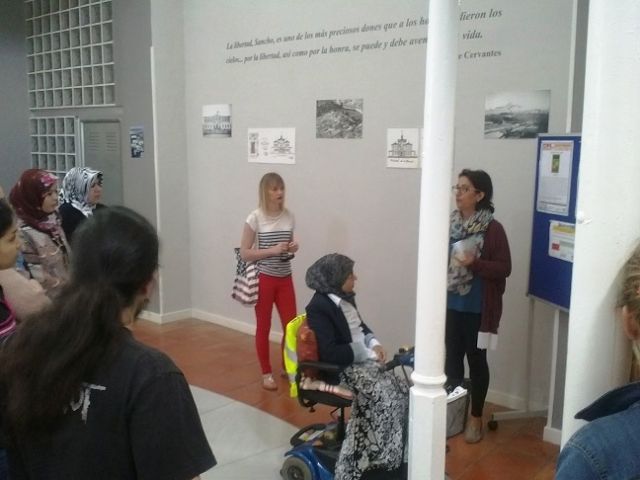 Los alumnos del centro de Educación de Adultos de Totana han visitado recientemente la Biblioteca Municipal 'Mateo García'