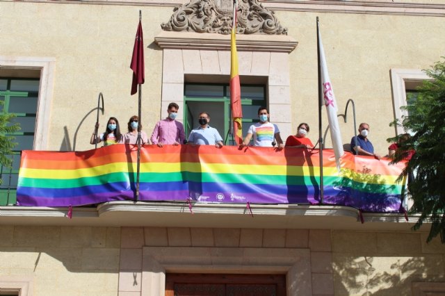 Colocan la bandera LGTBI en la fachada consistorial para visibilizar la defensa de los derechos de este colectivo ciudadano con motivo del Día Internacional del Orgullo