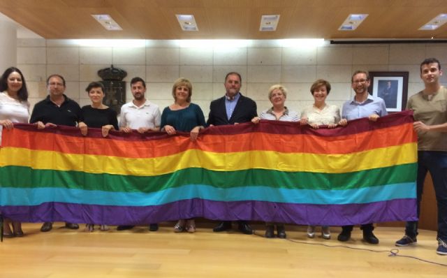 El Ayuntamiento ha promovido, por vez primera, novedosas iniciativas institucionales no sexistas e igualitarias, como la adhesión a la Red de Ciudades Libres de Tráfico de Mujeres destinados a la Prostitución