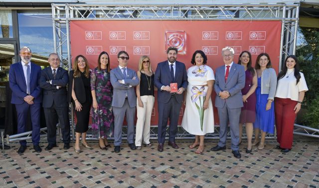 López Miras recibe la Medalla de Colegiado de Honor de Ópticos-Optometristas de la Región de Murcia