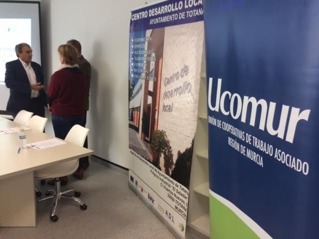 El Ayuntamiento y Ucomur trasladan el modelo de emprendimiento cooperativista en una jornada con experiencias profesionales