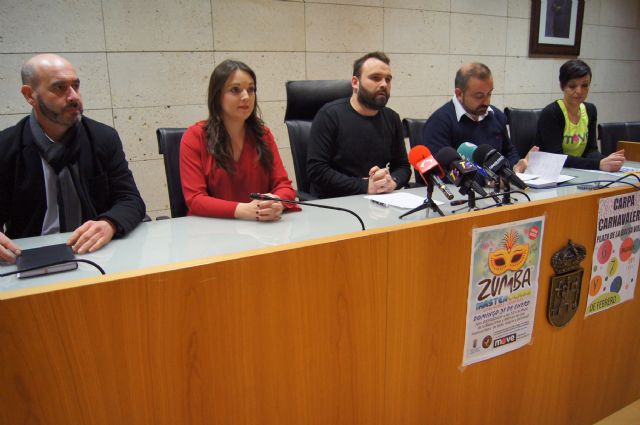 La Federación de Peñas de Carnaval habilita asientos con gradas en la calle Puente para presenciar en directo los tres desfiles, a beneficio de PADISITO