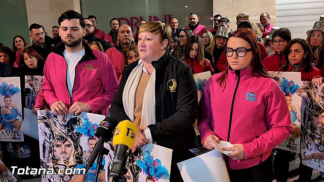 La Federación de Peñas del Carnaval de Totana y la Musa 2025 aclaran la polémica del cartel y llaman a pasar página: «Rectificar es de sabios»