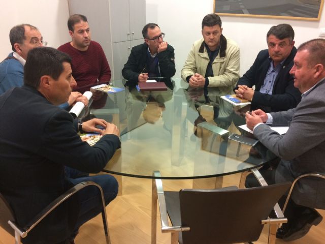El alcalde mantiene una reunión institucional con la Junta Directiva del Ilustre Cabildo Superior de Procesiones