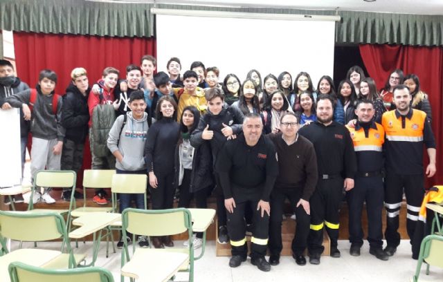 Voluntarios de Protección Civil imparten charlas informativas sobre primeros auxilios y simulacros de incendio y terremoto en los centros educativos