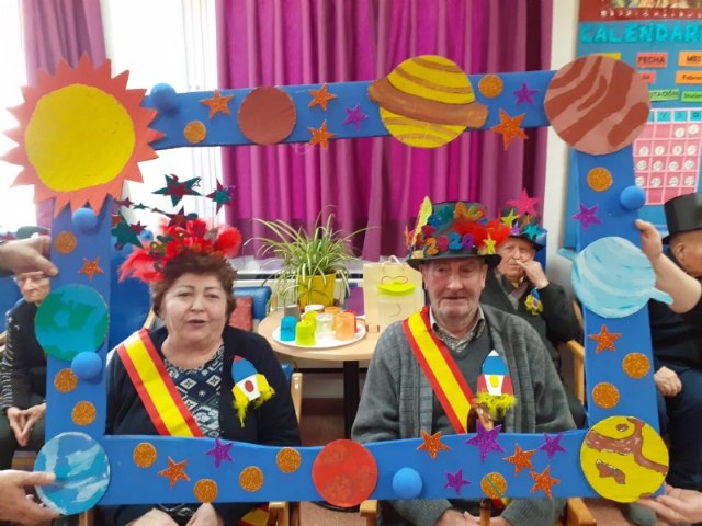 El Centro de Día de Personas Mayores celebra su particular Fiesta del Carnaval, con la proclamación del rey y la reina carnavaleros