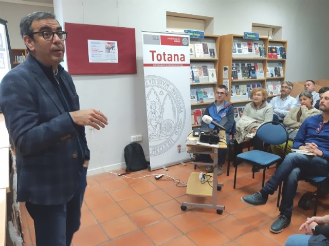 Éxito de público en la conferencia-coloquio organizada por la Sede Permanente de Extensióne la UMU, impartida por el profesor Manuel López Nicolás