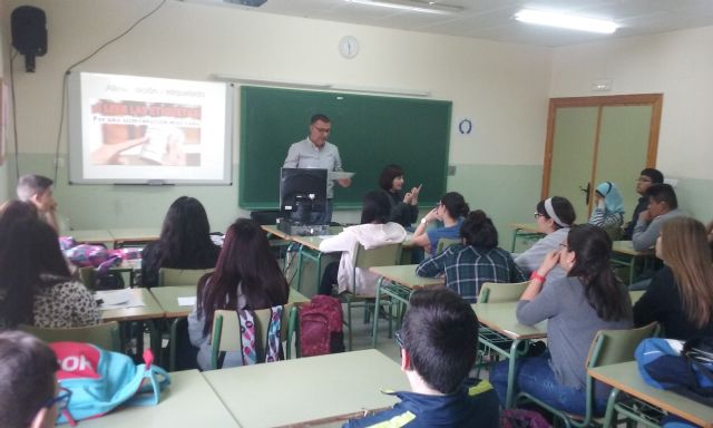 Imparten charlas informativas en materia de Consumo en el IES 'Prado Mayor'