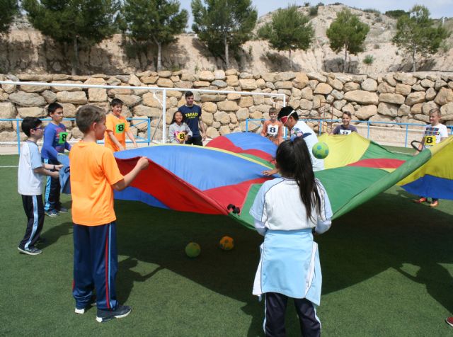 Más de 400 alumnos de quinto curso de Educación Primaria de todos los colegios de Totana participan en la Jornada de Juegos Populares