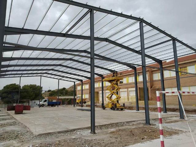 Se levanta la estructura de las obras de cubrimiento de la pista polideportiva del CEIP 'San José'