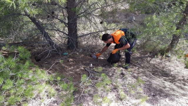 Protección Civil realiza una acción altruista de limpieza en la carretera de La Santa