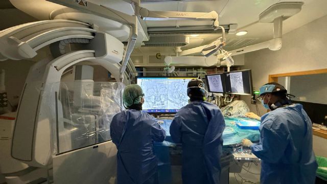 La Arrixaca incorpora una mejora pionera en una compleja técnica realizada por vía orbitaria