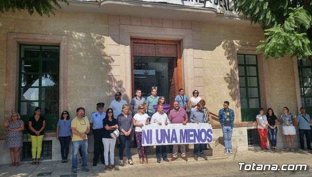 Se guarda un minuto de silencio a las puertas del Ayuntamiento