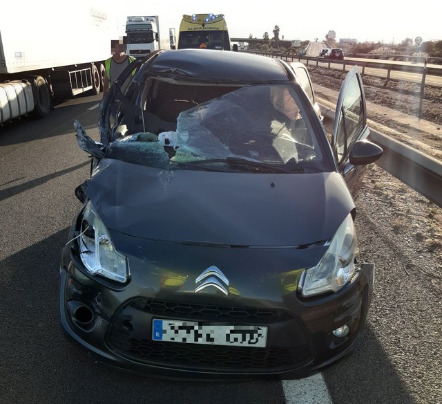 Una mujer herida en un accidente de tráfico entre un camión trailer y un turismo en Totana