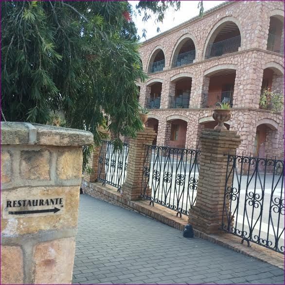 El Pleno aprueba el pliego de cláusulas que rigen el nuevo contrato de arrendamiento del complejo del hotel y casa rurales de La Santa