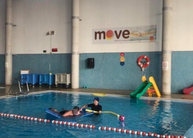 Dan continuidad al servicio de terapia acuática para menores con necesidades educativas especiales en la piscina climatizada para mejorar el desarrollo psicomotriz durante el 2025
