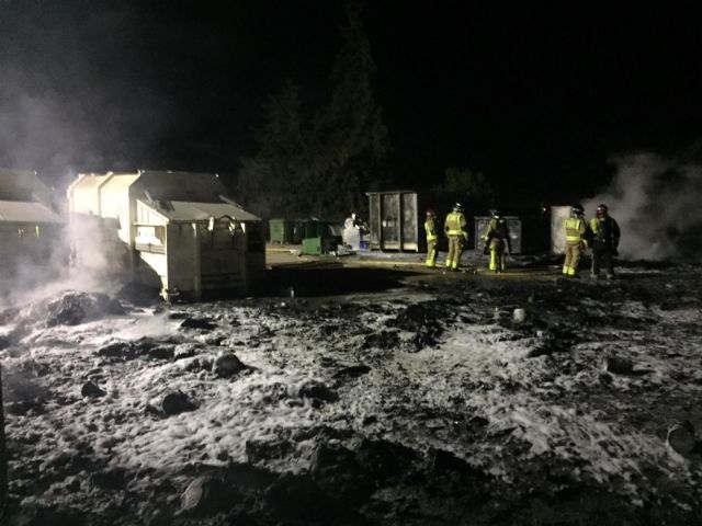 El incendio producido anoche por motivos que se desconocen en el ecoparque quedó controlado y sofocado pasada la medianoche