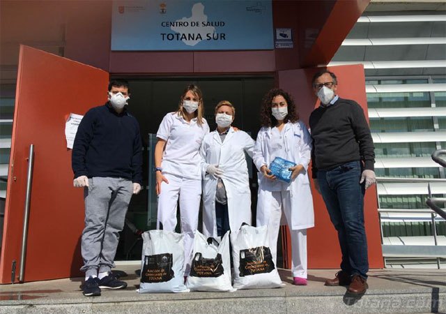 La Hdad. de 'La Cleofé' dona material sanitario al Centro de Salud 'Totana Sur'