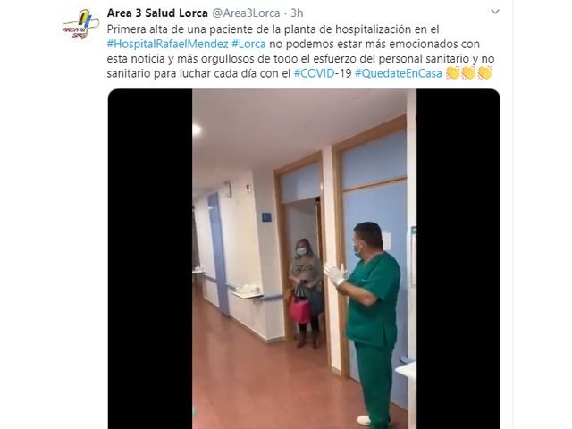 Emotiva despedida en el Rafael Méndez a la primera infectada que recibe el alta, que se trata de una vecina de Totana