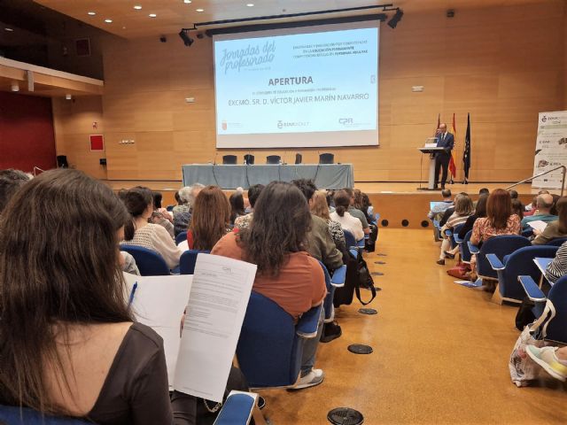 Más de 13.200 estudiantes se forman en los 16 centros de educación de personas adultas
