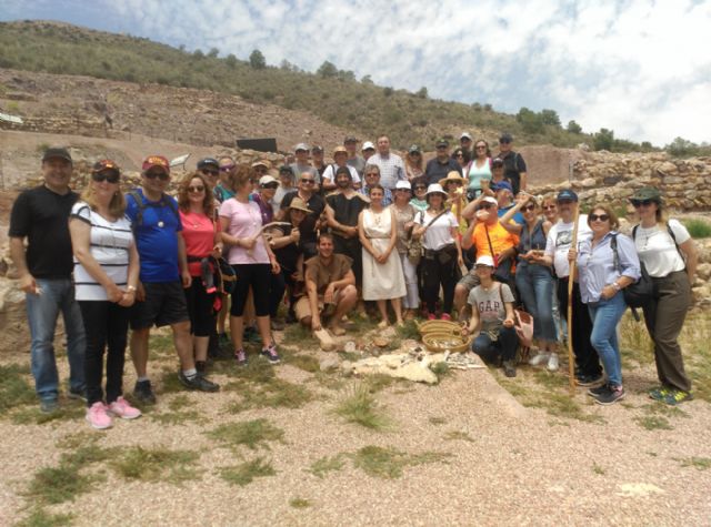 Graduados sociales y economistas participan en talleres de la cultura argárica en el yacimiento de La Bastida
