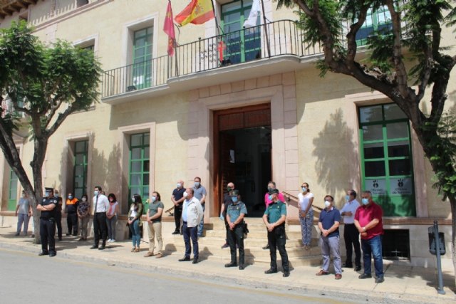 Totana se suma al minuto de silencio para rendir homenaje a los fallecidos por COVID-19 en el primer día decretado de luto nacional