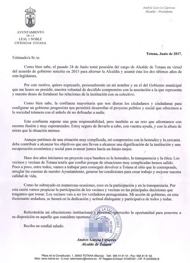 El alcalde expresa su intención de fortalecer las relaciones de la institución municipal con las asociaciones y colectivos vecinales de Totana