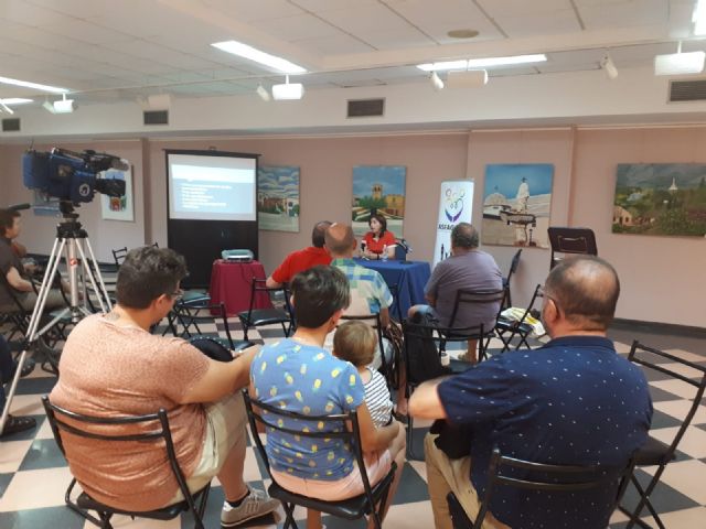 Se celebra la charla de concienciación sobre las familias homoparentales a cargo de la Asociación ASFAGALEM
